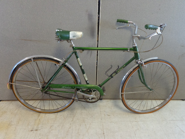 lot 104 image: Vintage Schwinn Bicycle