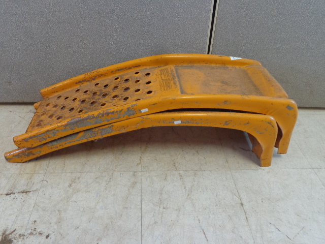 lot 113 image: Car Ramps