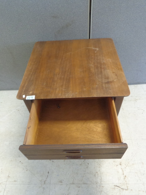 lot 114 image: End Table