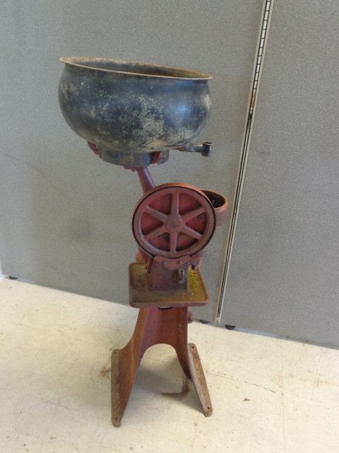 lot 32 image: Antique Cream Separator