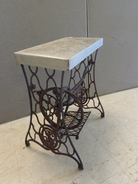 lot 172 image: Small Decorative Table