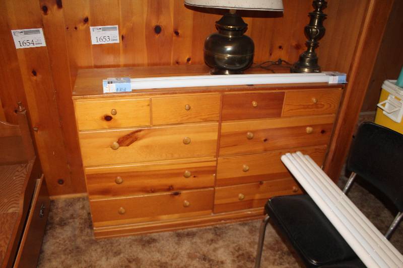 lot 1653 image: Dresser