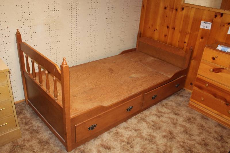 lot 1654 image: Bed