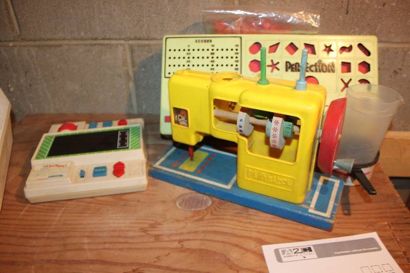 lot 1657 image: GE Solid State Portable Record Player