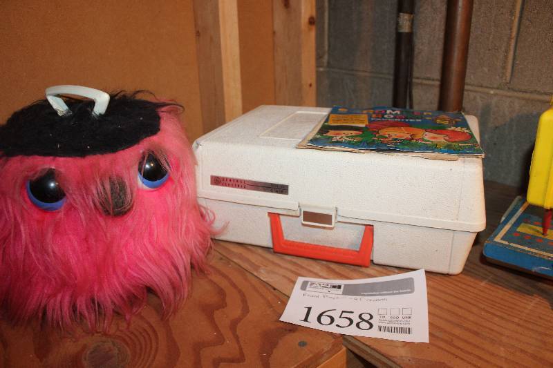 lot 1658 image: Vintage Record Player, 45-Records