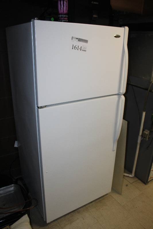 lot 1614 image: Amana RefrigeratorFreezer