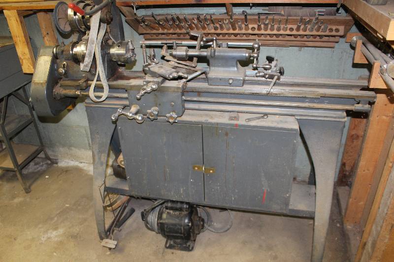 lot 1601 image: Atlas Lathe w Manual, Attachments, Tooling