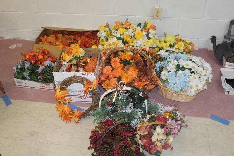 lot 1636 image: Silk Flowers
