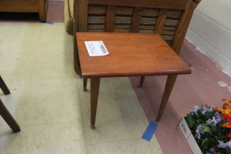 lot 1628 image: Small Square Table