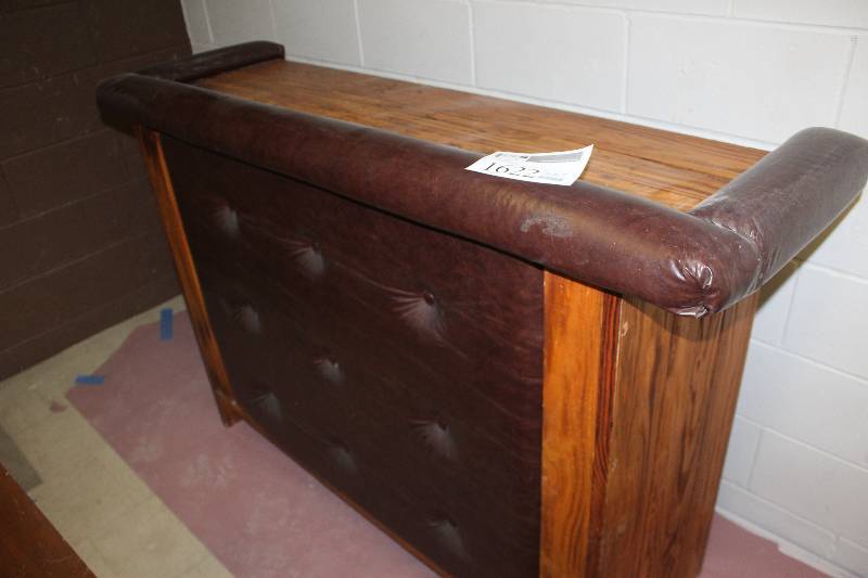 lot 1622 image: Service Bar