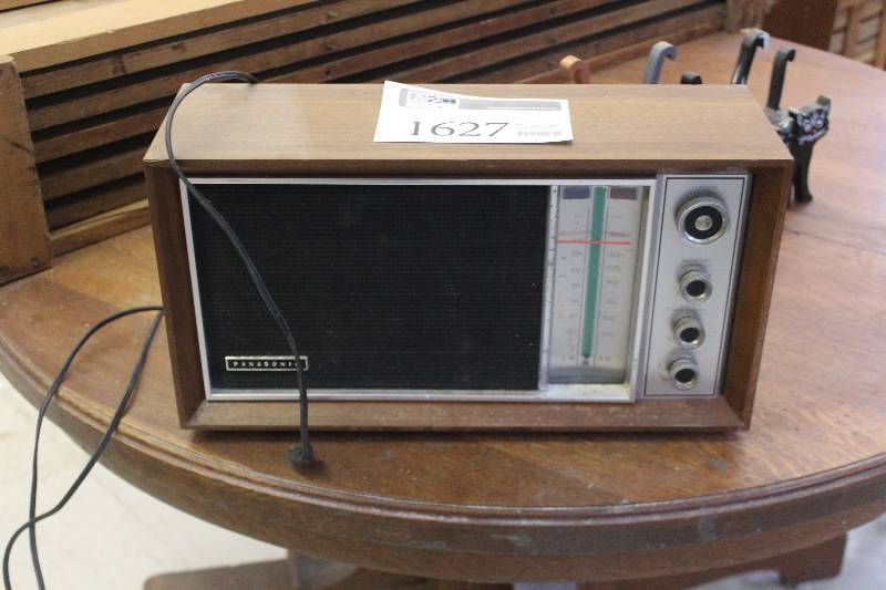 lot 1627 image: Vintage Panasonic FM-AM 2-Band Radio