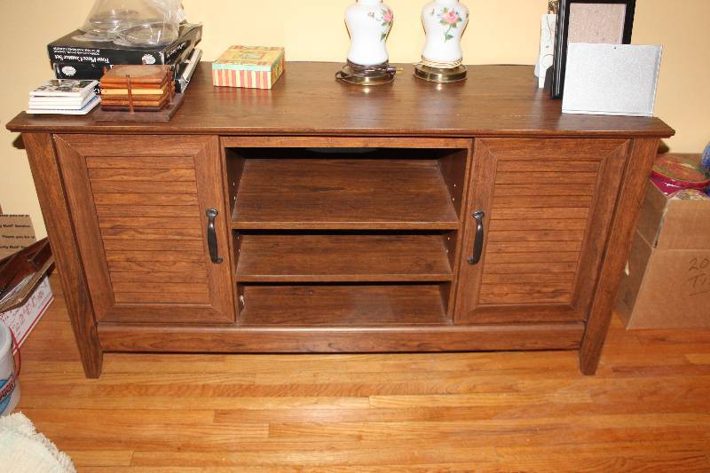 lot 1703 image: TV Stand
