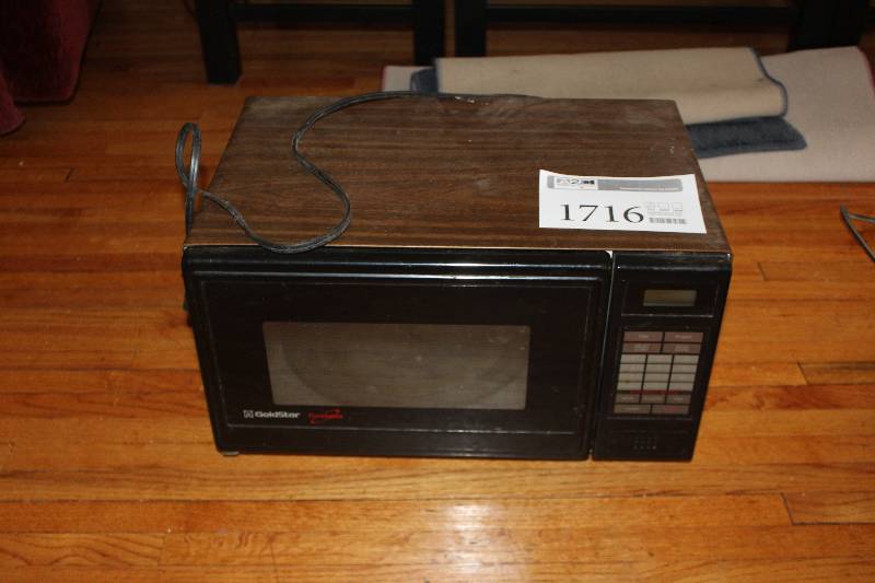 lot 1716 image: Microwave Oven