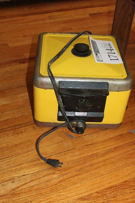 lot 1714 image: Presto Deep Fryer