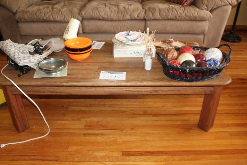 lot 1712 image: Coffee Table