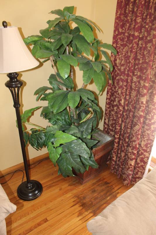 lot 1710 image: Decorative Fake Plant