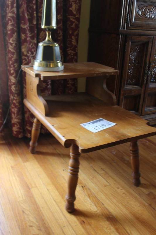 lot 1719 image: End Table