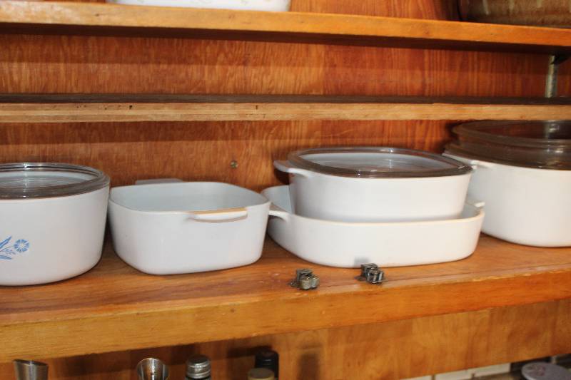lot 1743 image: Shelf Lot of Cookware w Lids