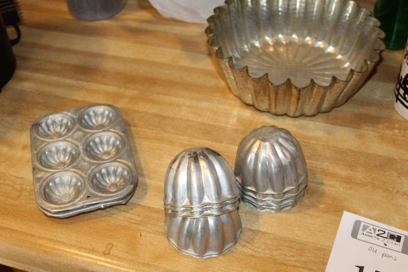 lot 1735 image: Cake Pans, Molds