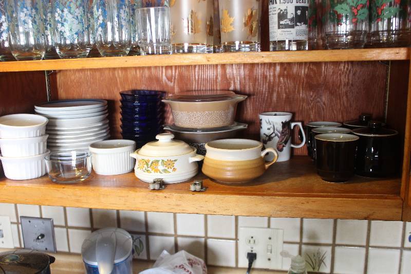 lot 1732 image: Cups, Plates, Casseroles