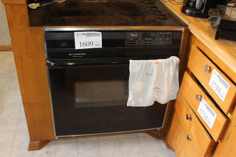 lot 1609 image: Whirlpool Electric Stove