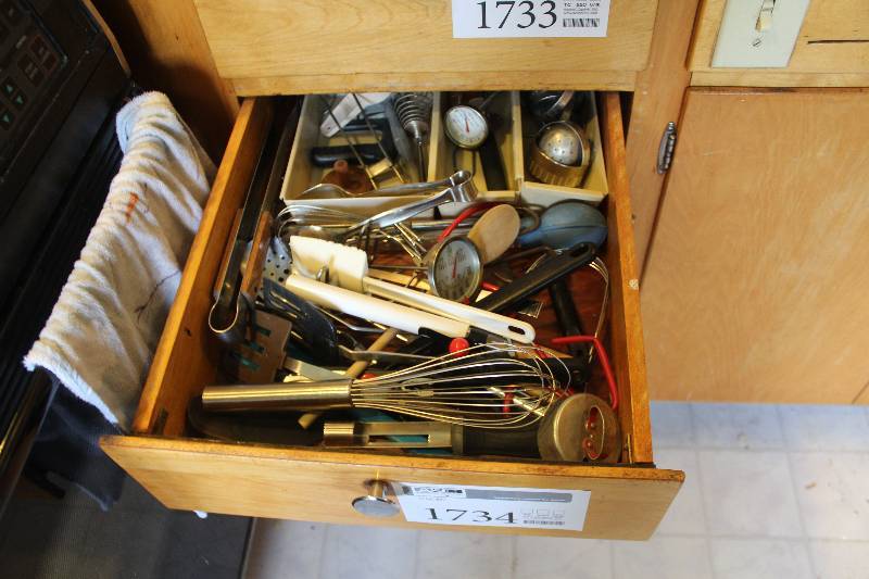 lot 1734 image: Utensils
