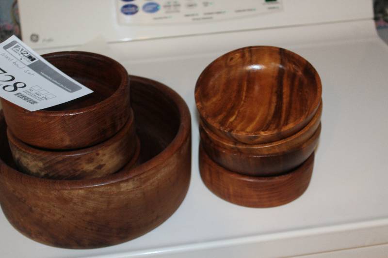 lot 1728 image: Wood Bowl Set