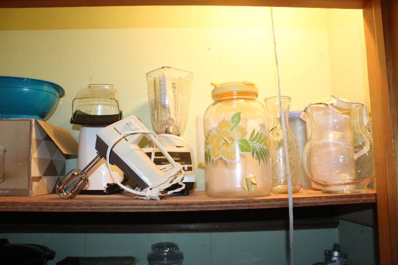 lot 1695 image: Kitchenware Includes Pitchers, Ice Tea Dispenser, Mixer, Air Popper, Blender, And More