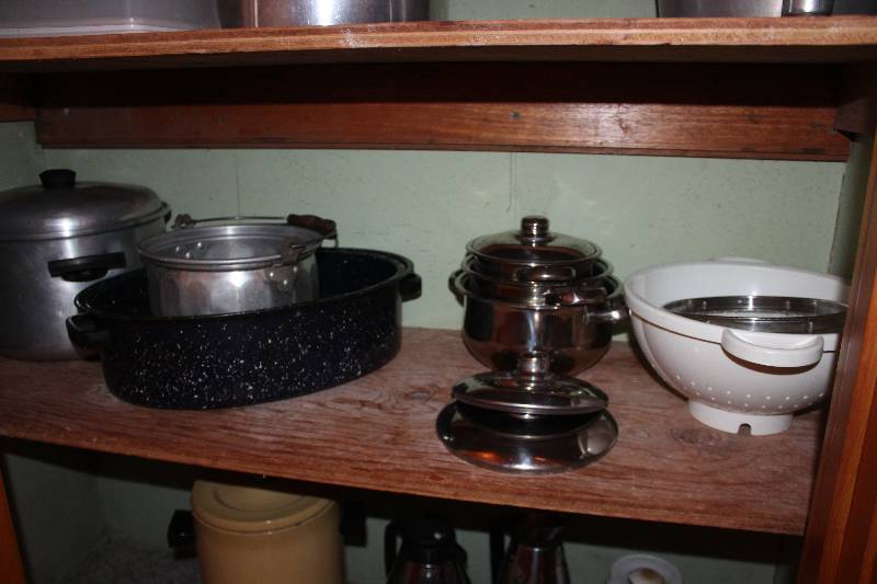 lot 1698 image: Kitchenware Includes Colanders, Serving Dishes, Roasting Pans, And More