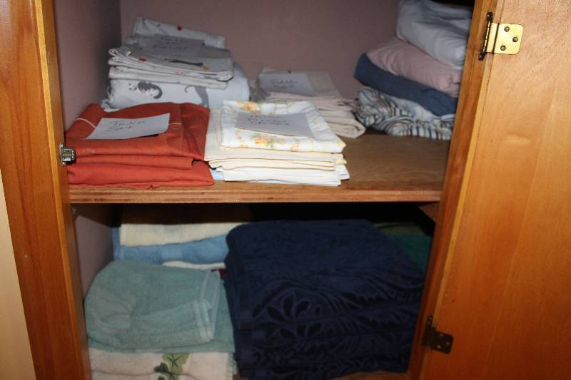 lot 1678 image: Sheets, Towels