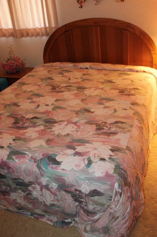 lot 1667 image: Bed, 2-Side Tables, Dresser, Mirror