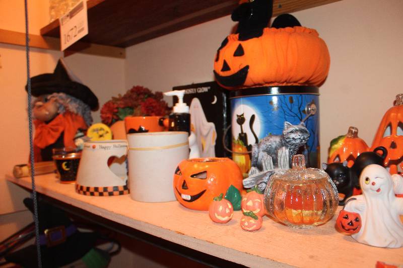 lot 1676 image: Halloween Decorations