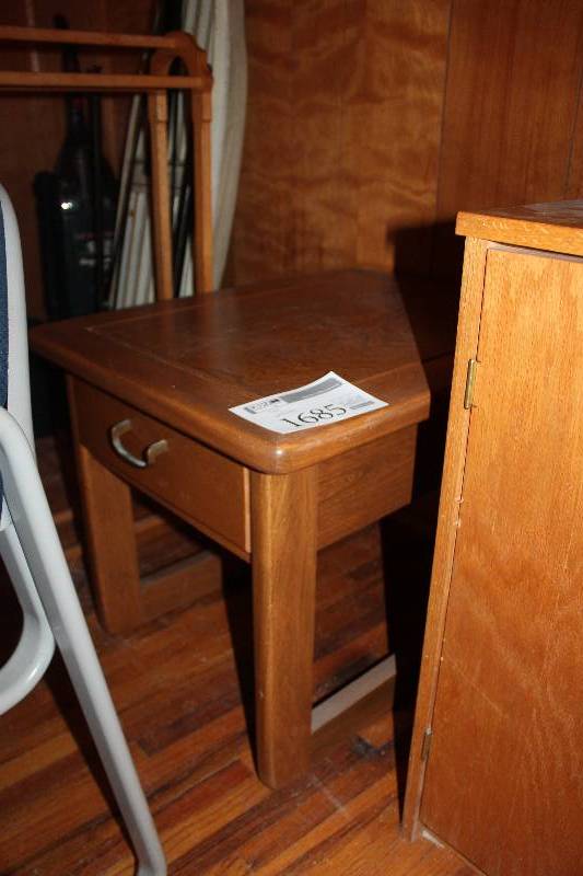 lot 1685 image: Leick 1-Drawer Wood Table