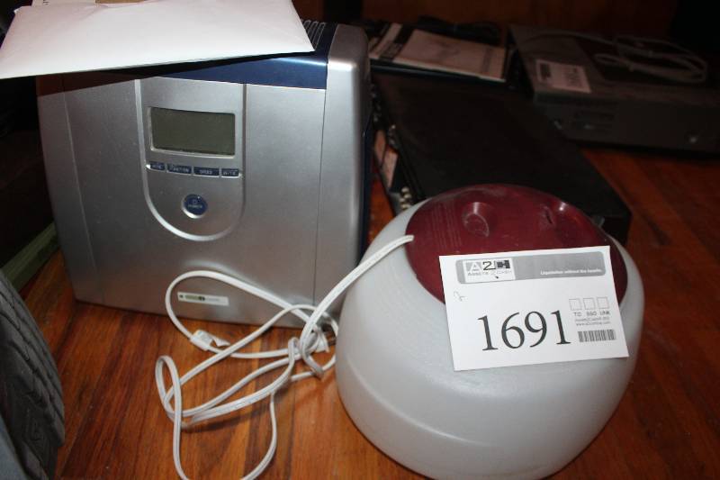 lot 1691 image: Lot of (2) Air Purifiers w Manuals