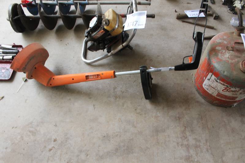 lot 1746 image: Command Feed 10in. Weed Whip