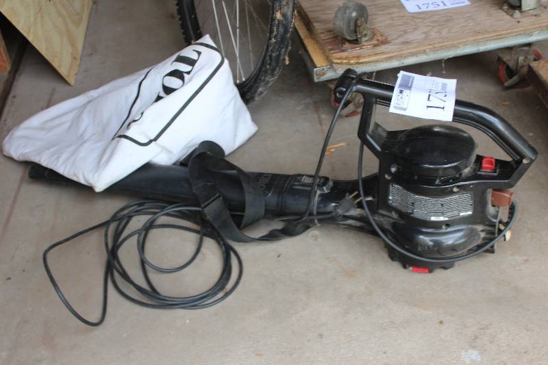 lot 1752 image: Toro Super Blowervac w Bag Attachment