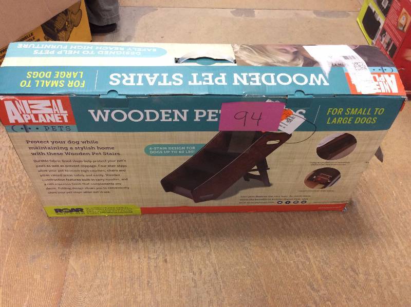 lot 94 image: Animal Planet Wooden Pet Stairs