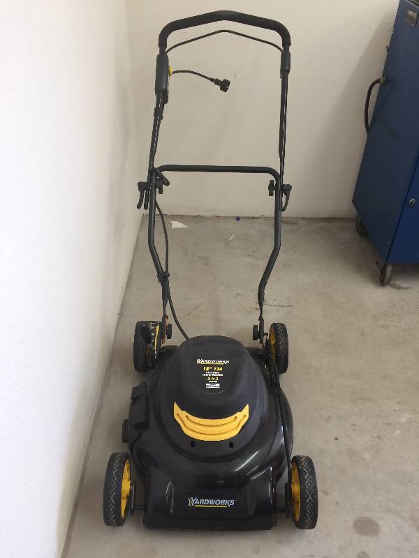 lot 4 image: Electric Lawn Mower