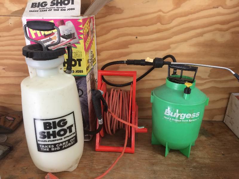 lot 21 image: Sprayers & Extension Cord