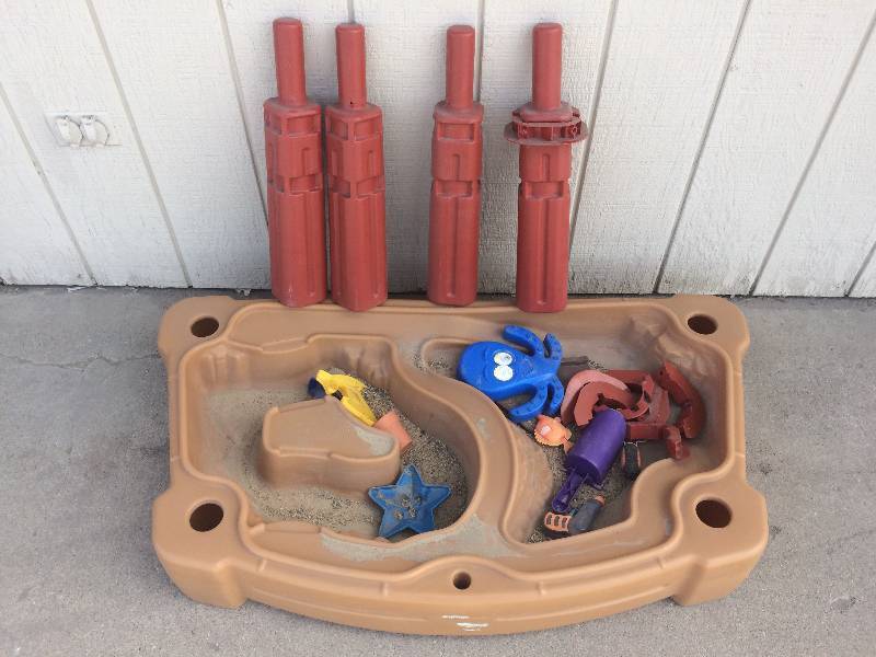 lot 60 image: Sand and Water Playstand