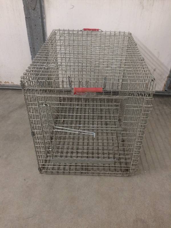 lot 84 image: Dog Kennel