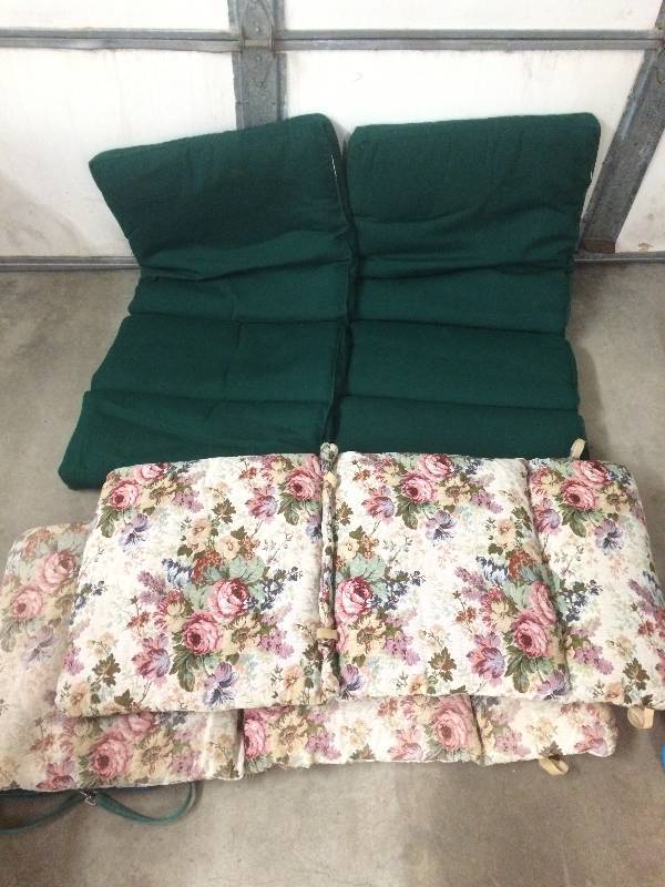 lot 86 image: Lawn Chair Cushions