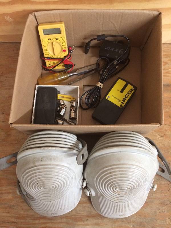 lot 98 image: Multimeter, Knee Pads, Stud Finder