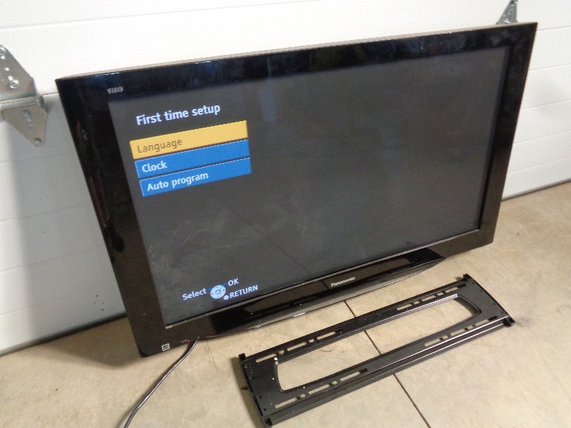 lot 43 image: Panasonic 42 Inch Plasma TV