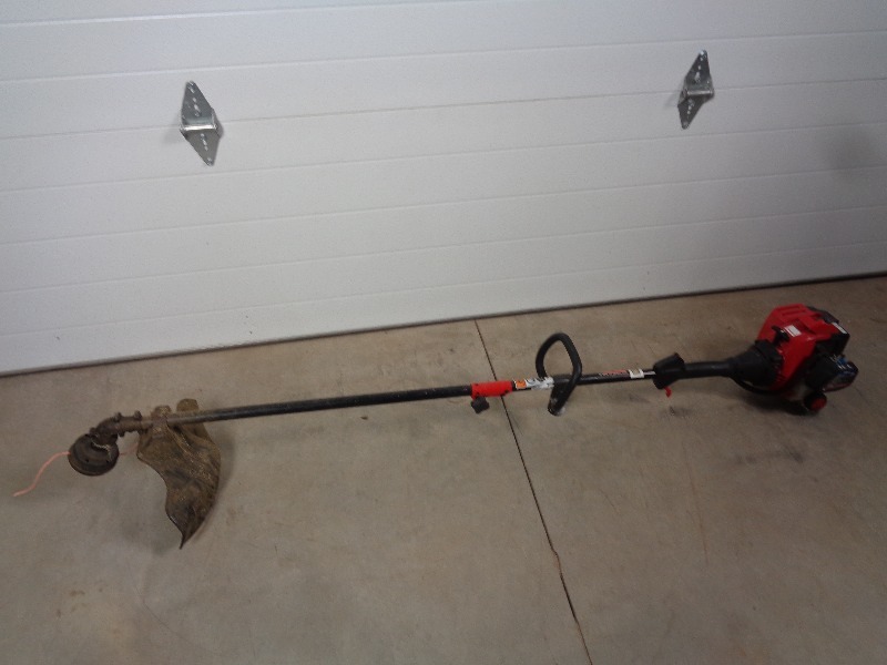 lot 46 image: TroyBilt Weed Whip  String Trimmer