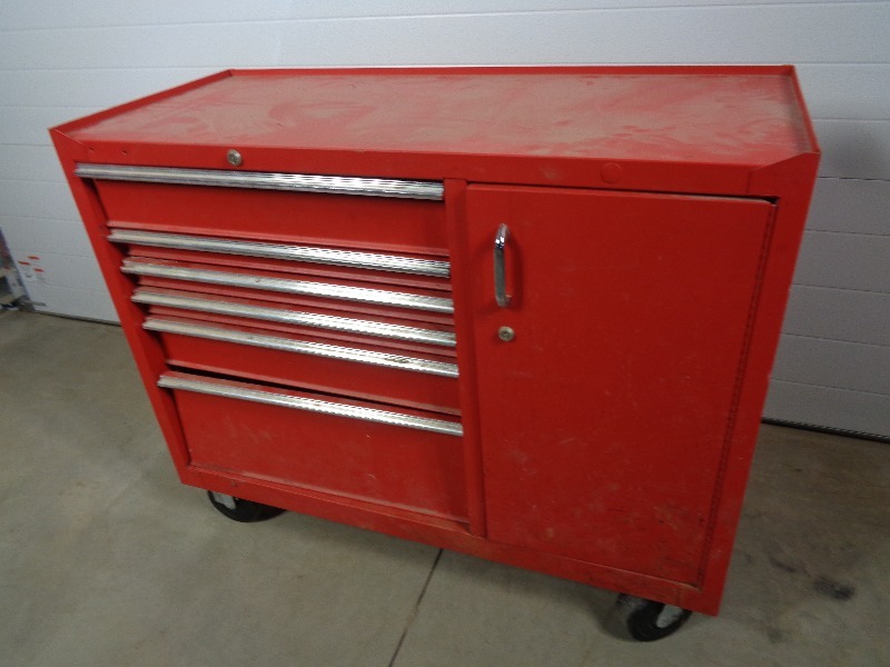 lot 48 image: Large Rolling Toolbox