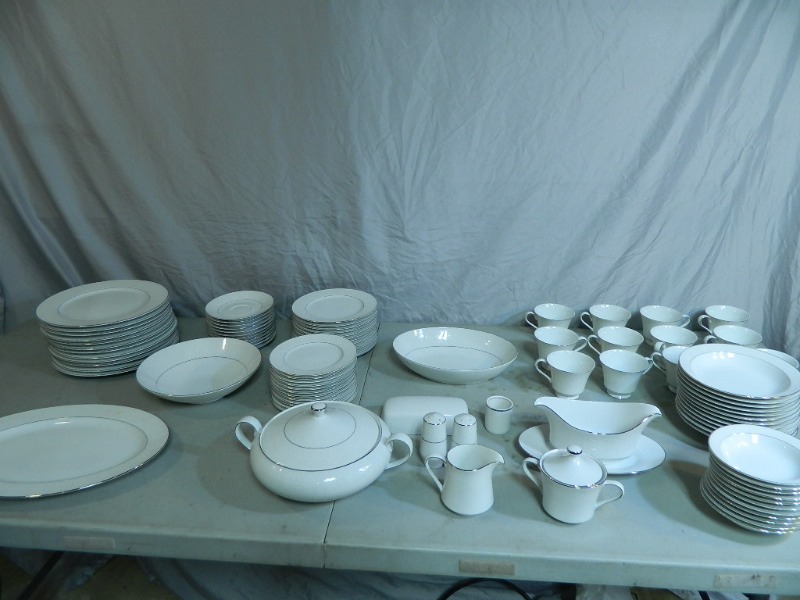 lot 29 image: Beautiful China Set