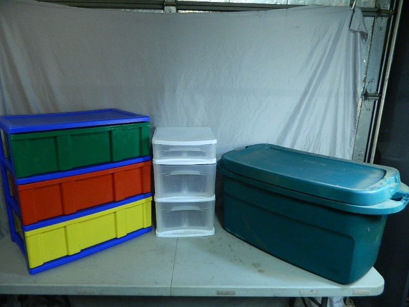 lot 61 image: 3 Drawer Organizers and Tote with Lid