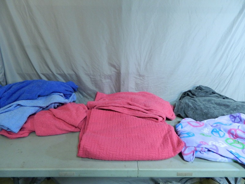 lot 107 image: Blankets and Throws