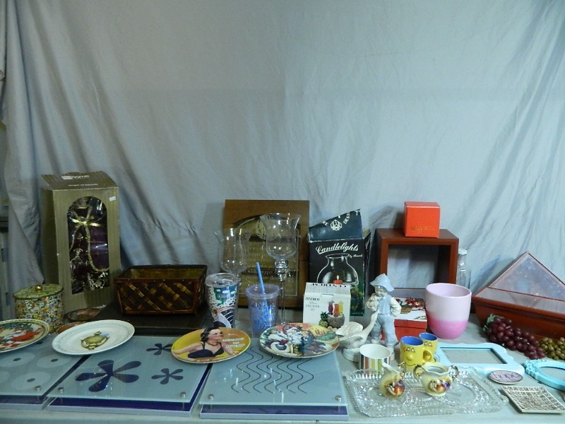 lot 180 image: Lighted Shelves and Decor